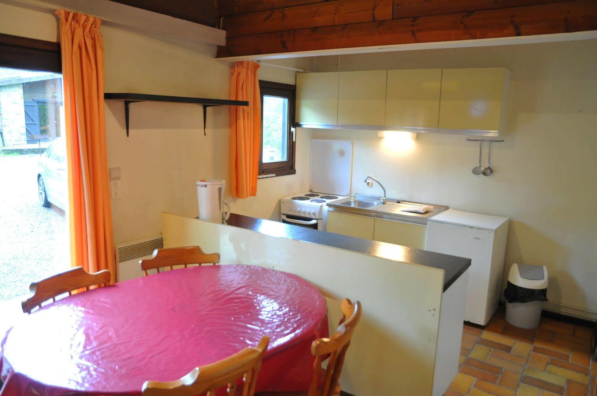 Village De Vacances De Vencimont Voneche Ngoại thất bức ảnh